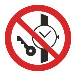 Знак безопасности P-27 «Запрещается иметь при (на) себе металлические предметы (часы и т.п.)»